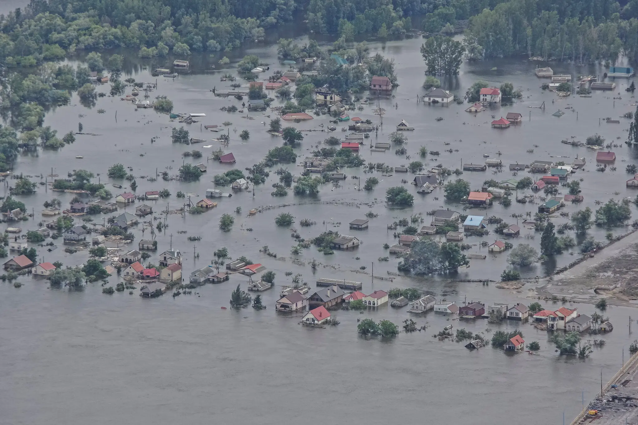 Повінь, спричинена руйнуванням Каховської дамби в Херсонській області України цього місяця